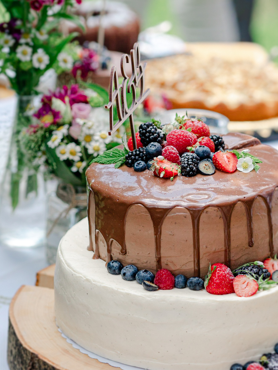 vegane Hochzeitstorte mit Früchten und Schokolade