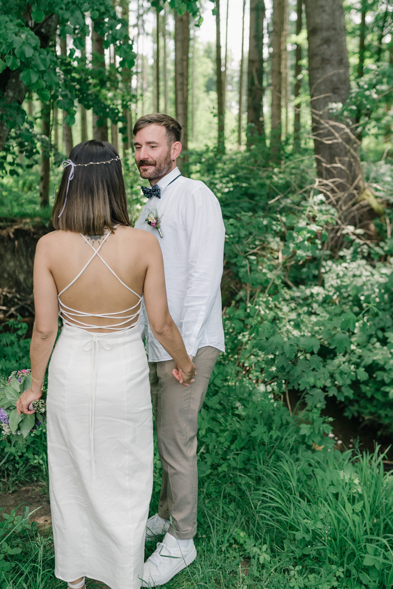 Natürliches Hochzeitspaarshooting im Wald