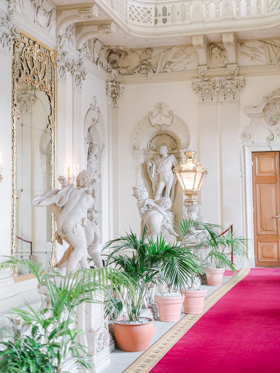 Kurhaus Bad Tölz von außen im Park